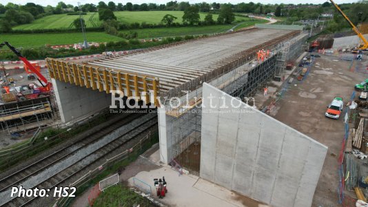 Huge beams lifted into place for new HS2 bridge near Kenilworth