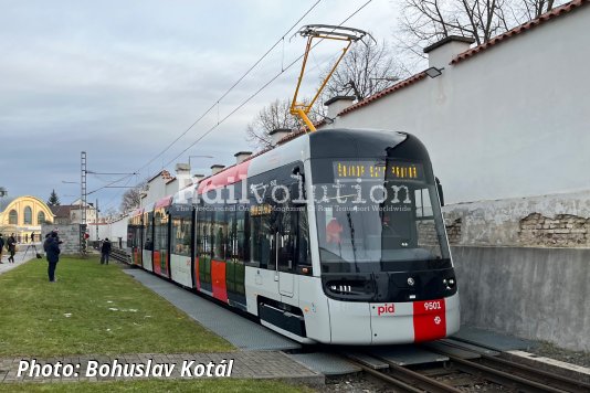 Škoda presented first 52T tram for Praha