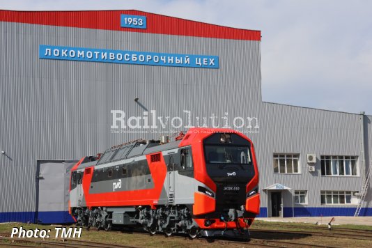 Class EP2K locomotive in T car design