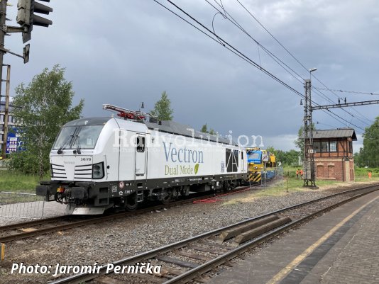 Akiem invests in 10 Vectron DM locomotives